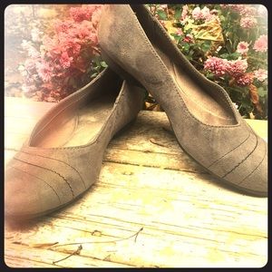 An adorable pair of grey flats